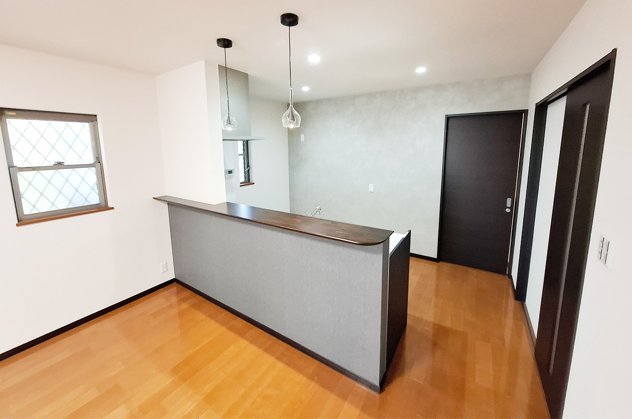 LDK：キッチン背面の壁とカウンター下にはアクセントクロスを新調。