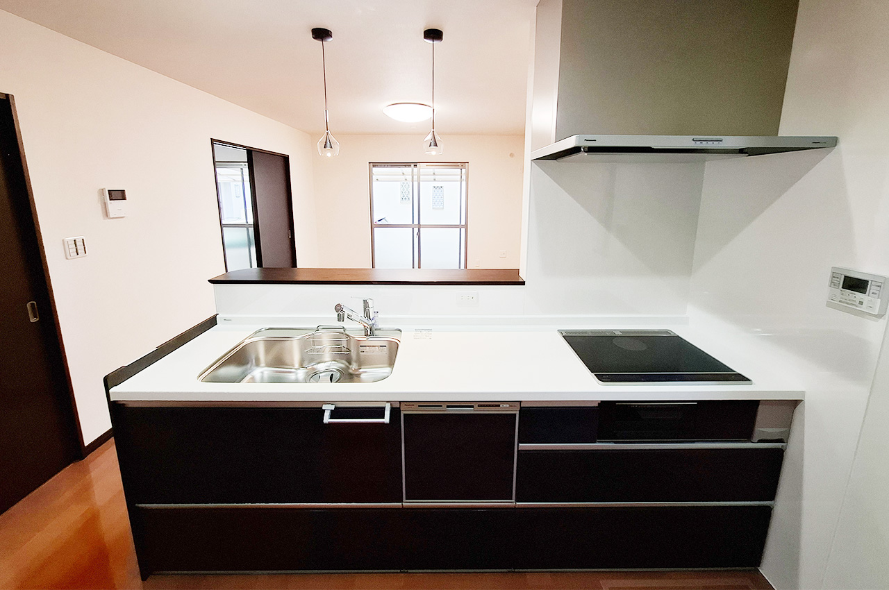 キッチン：食洗機・浄水器付きのシステムキッチンを新調。利便性の高いIHコンロです。