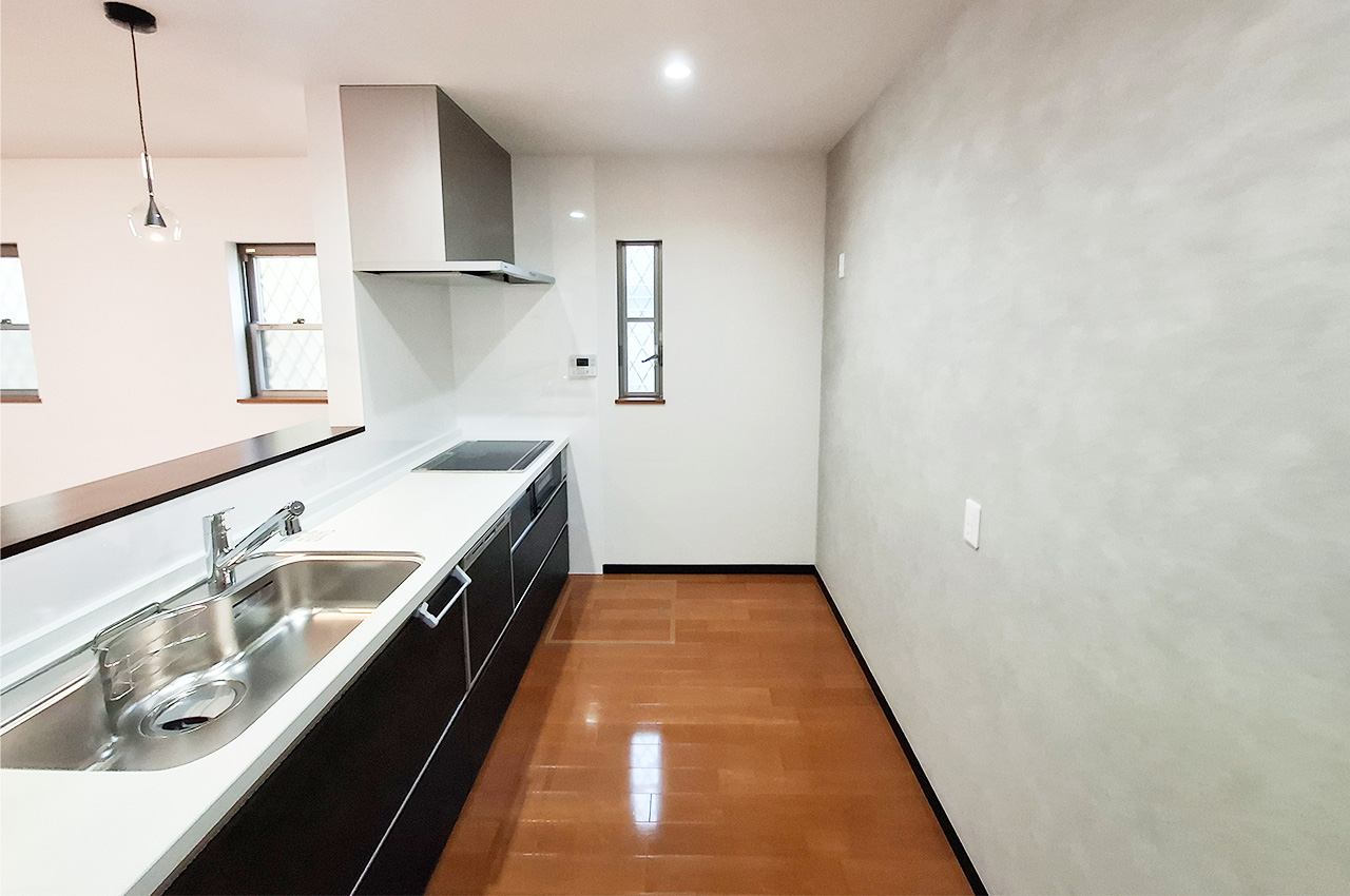 キッチン：小窓付きで換気しやすい設計。