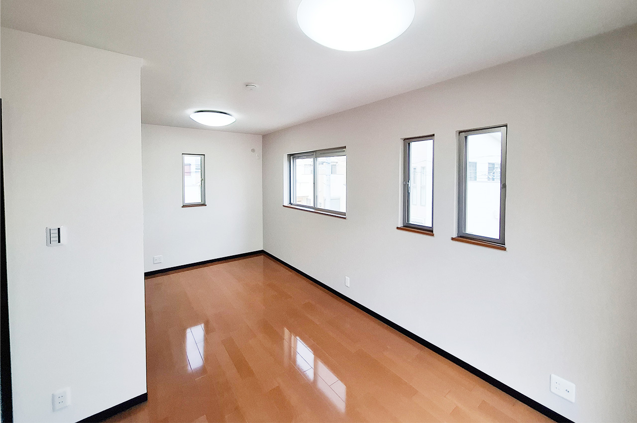 洋室2：約9.5帖のゆったりとした開放的な空間。