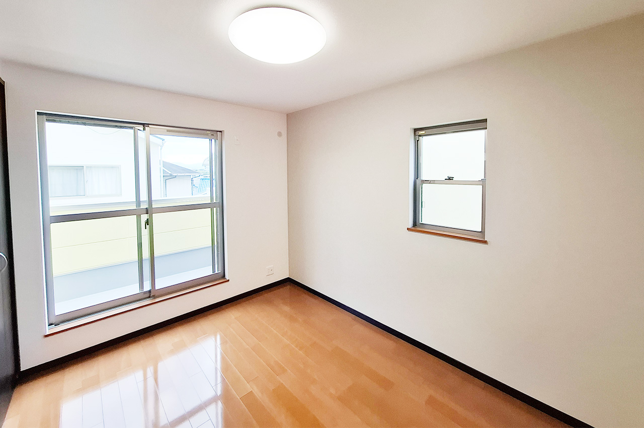 洋室3：南向きバルコニーに面した、明るく開放的な空間です。