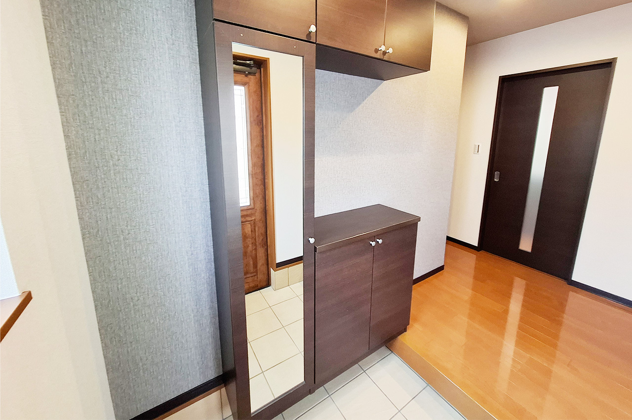 玄関：姿見付きの下駄箱があり、整理整頓も身だしなみチェックも簡単に。