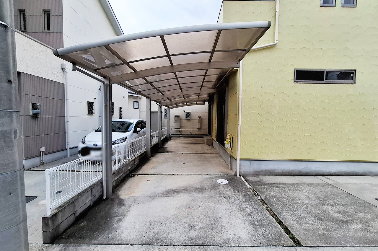 駐車スペース：カーポート付き。