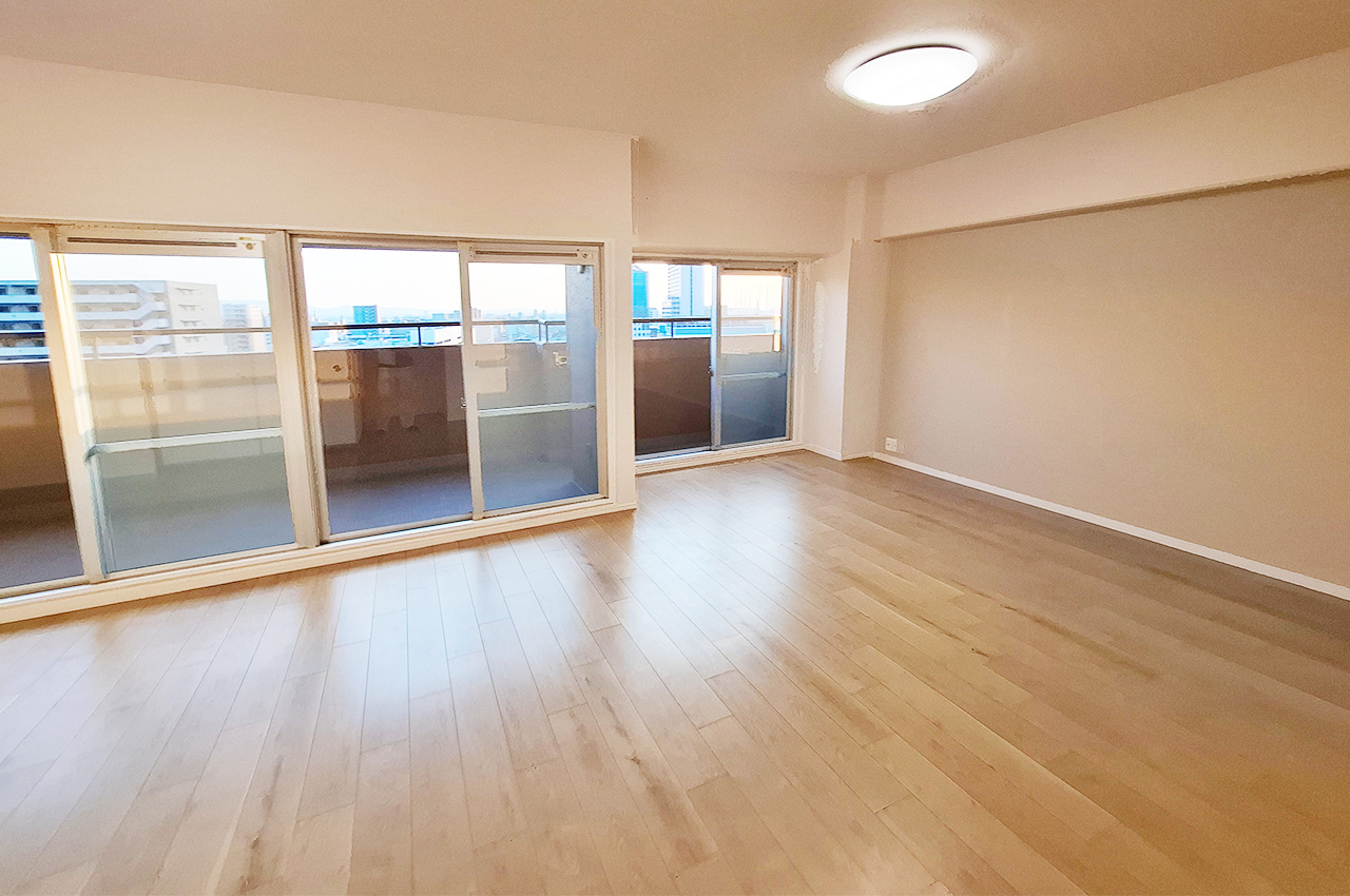 LDK：南西向きバルコニーに面した明るく開放的な空間。