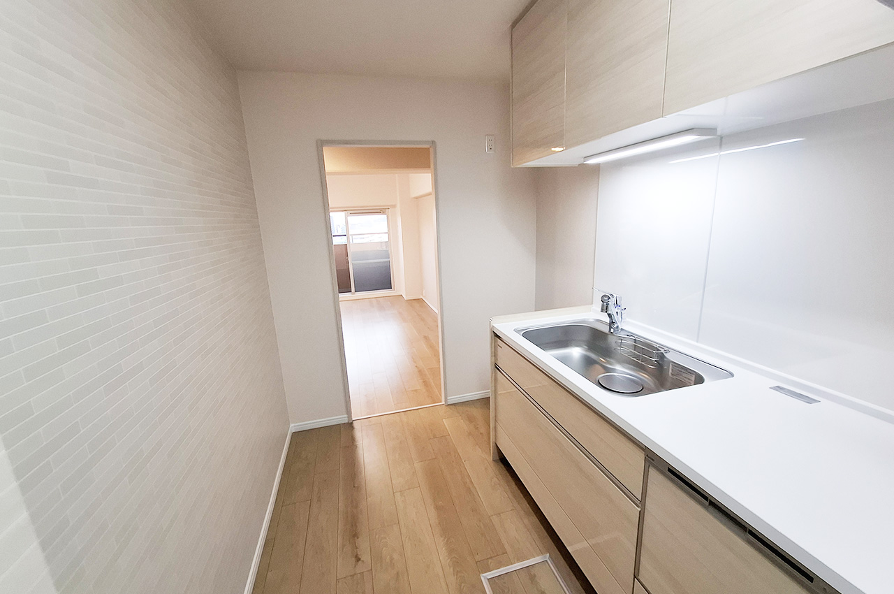 キッチン：白とベージュでまとめられた清潔感のある空間です。