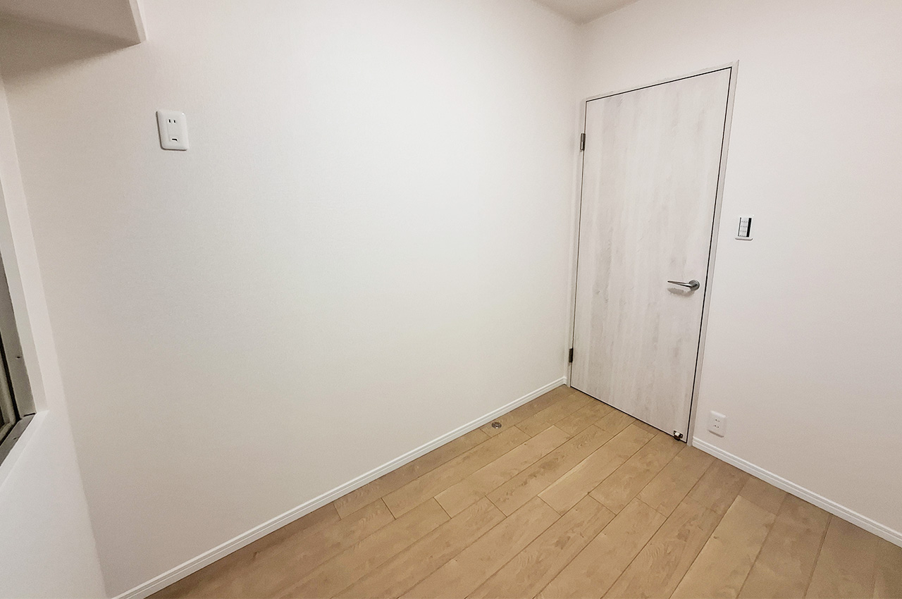 洋室2：クロスやフローリングを貼替えるなどリフォーム済み。