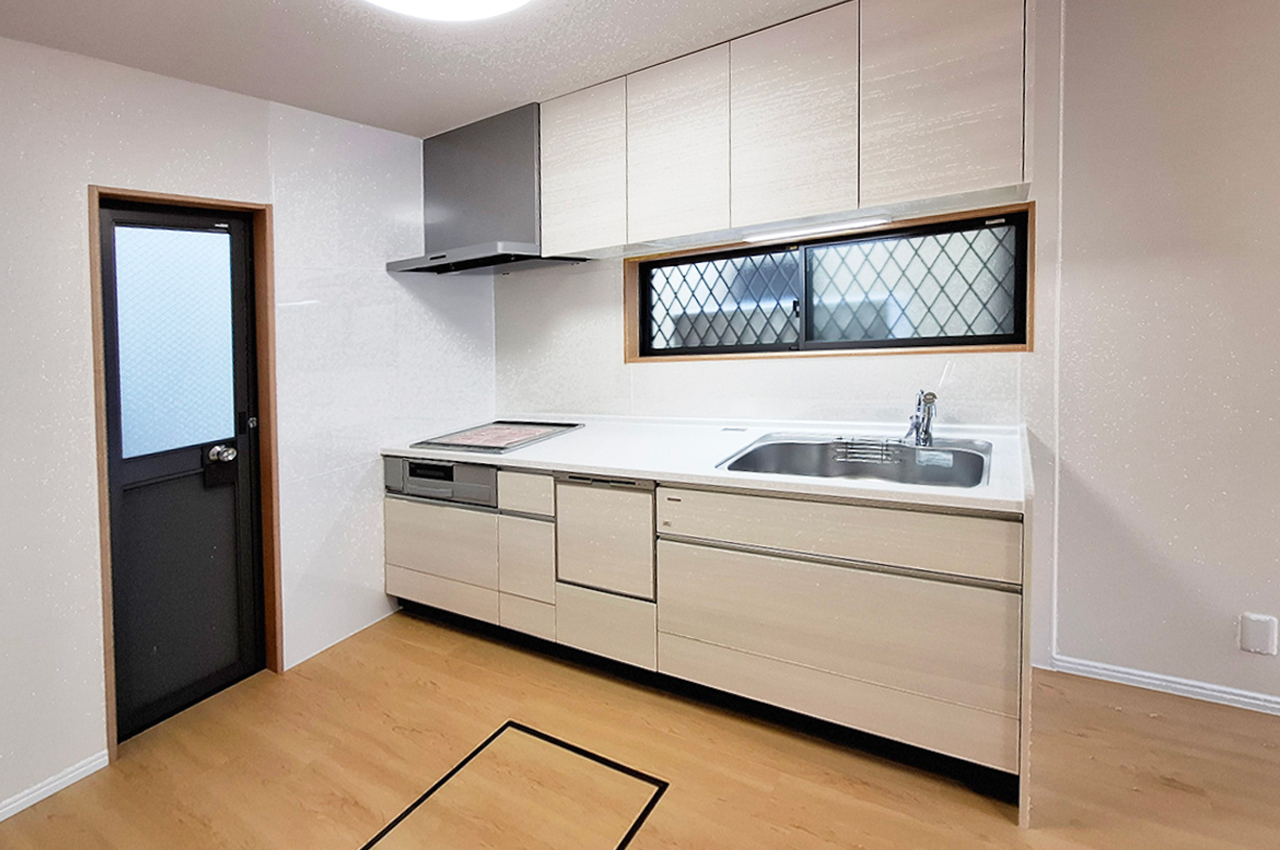 キッチン:勝手口付きで生活動線の良いキッチンです。