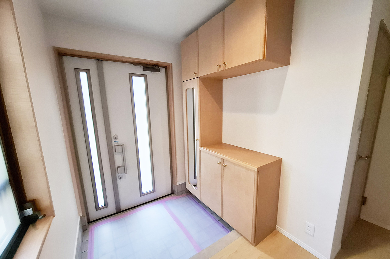 玄関:壁・天井のクロスを貼替えるなどリフォーム済み。