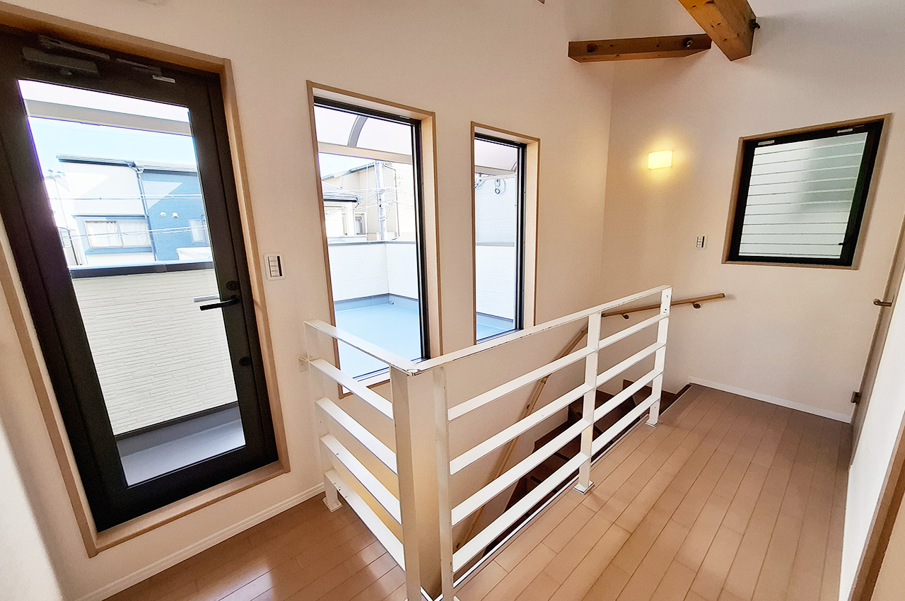 2Fホール:壁・天井クロスを貼替え済み。ホールからバルコニーへ出入り可能です。