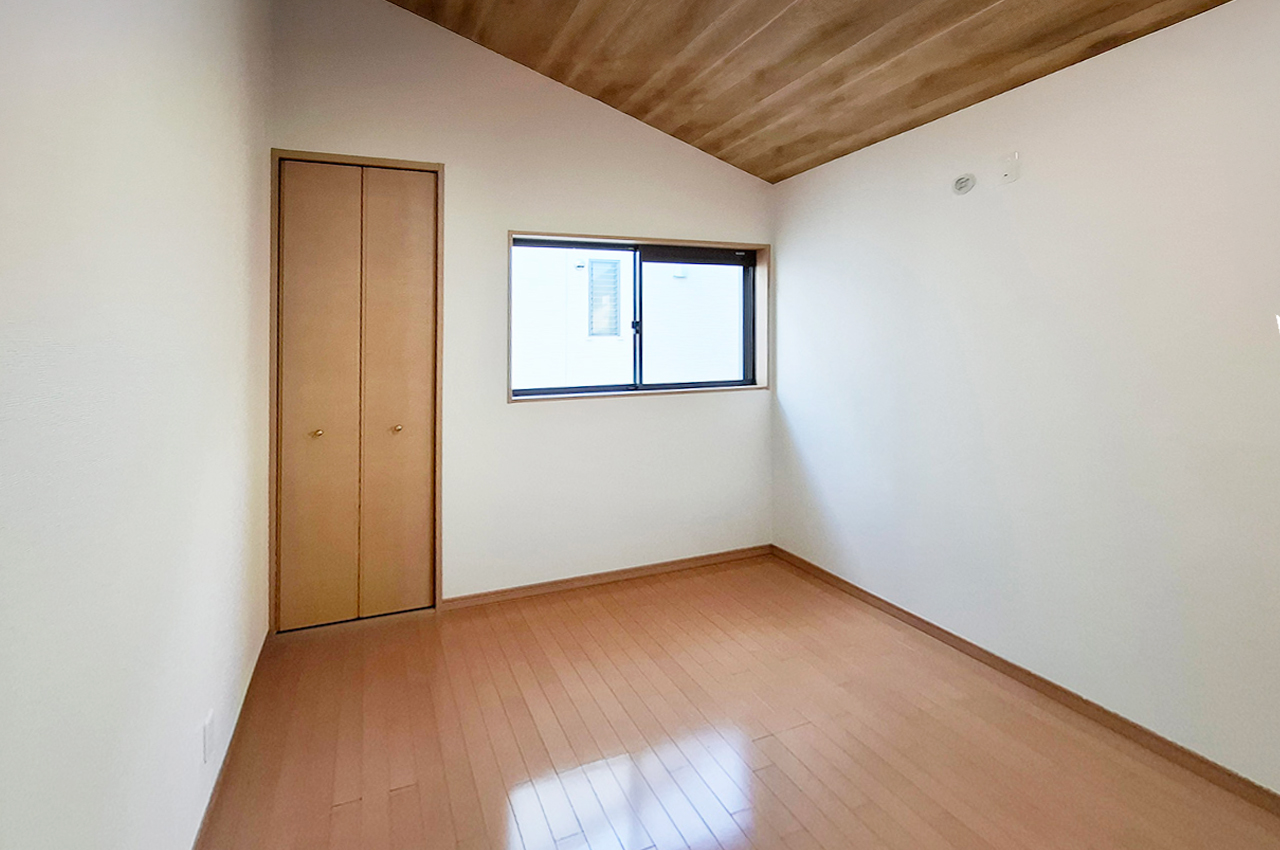 洋室2:壁・天井クロスを貼替え済み。