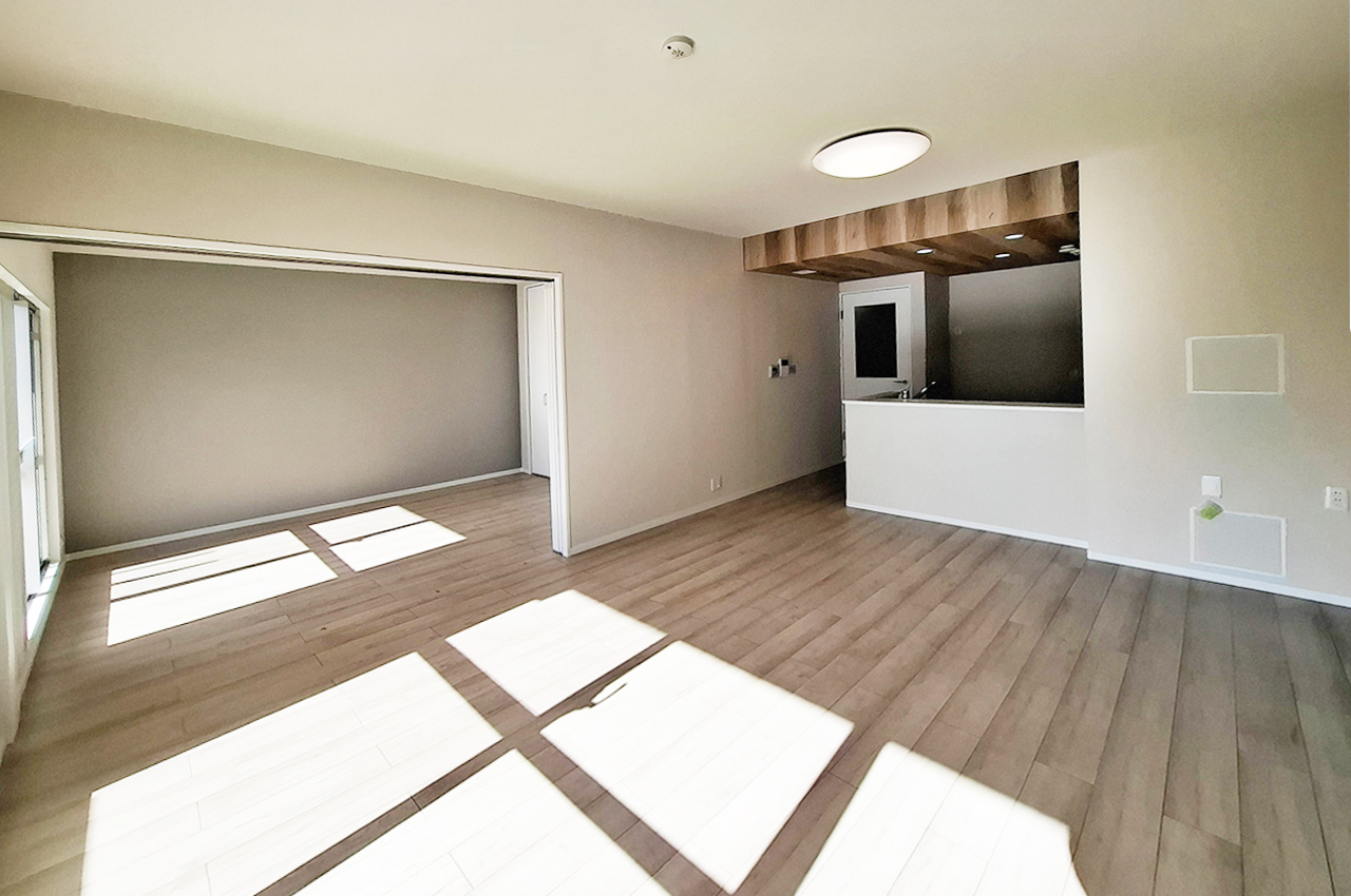 LDK:洋室3の扉を開放し、大空間としても利用可能です。