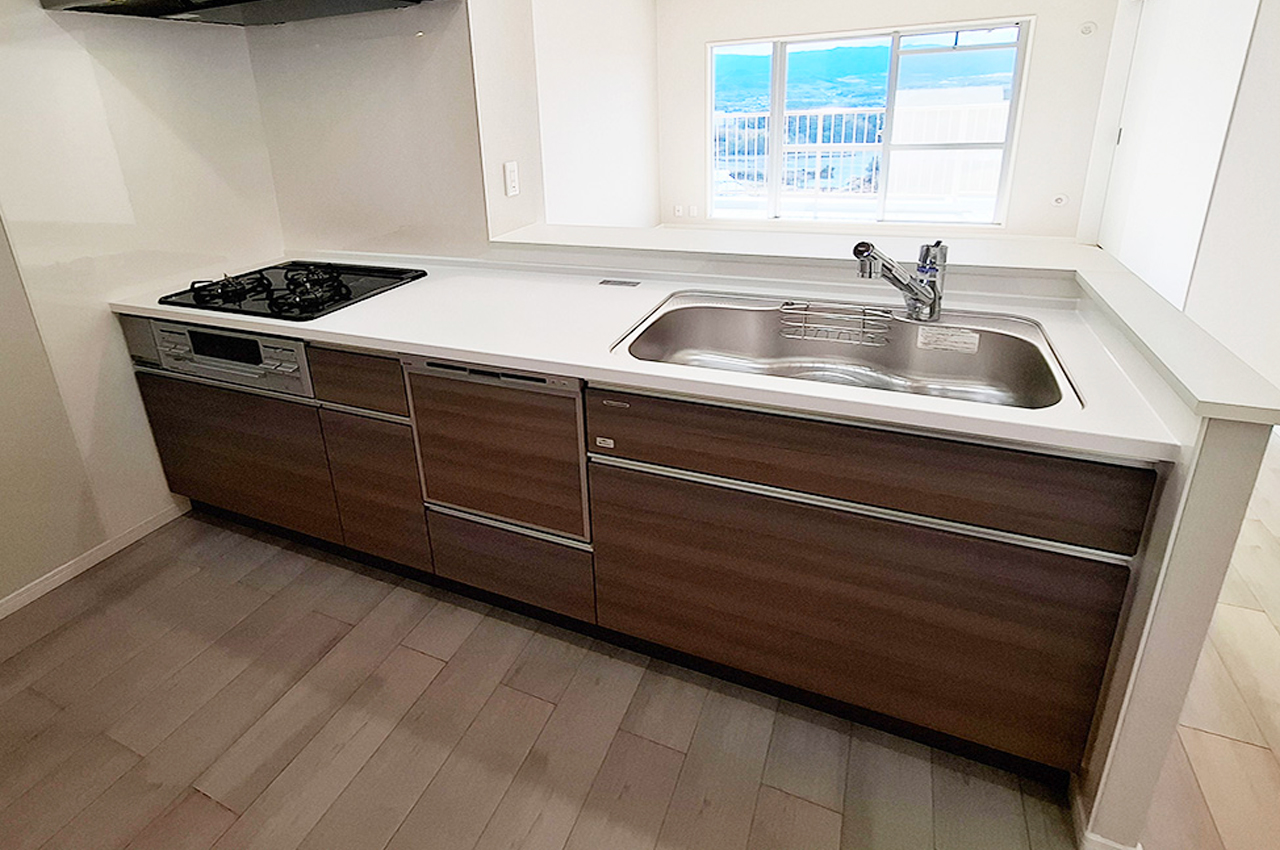 キッチン:食洗機・浄水器付きのシステムキッチンを新調済み。