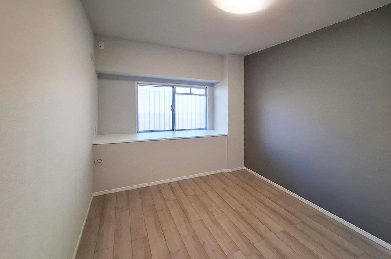 洋室1:壁一部には落ち着きのあるグレーのアクセントクロスを貼りました。