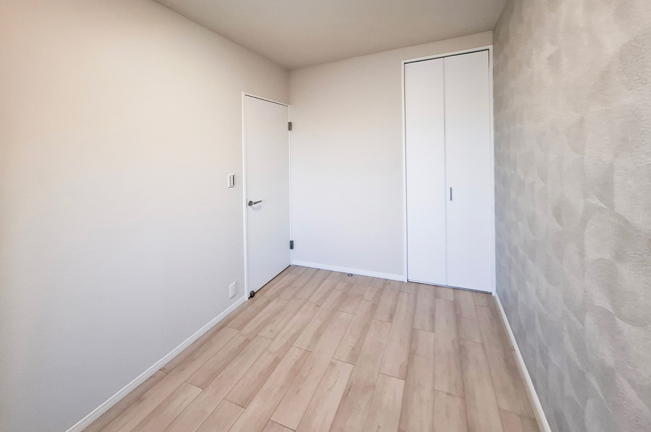 洋室2:クロスやフローリングを貼替えるなどリフォーム済み。