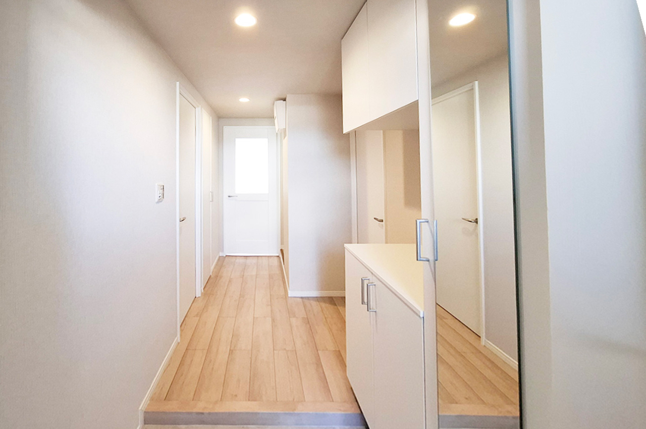 玄関・廊下:クロスやフローリングを貼替えるなどリフォーム済み。