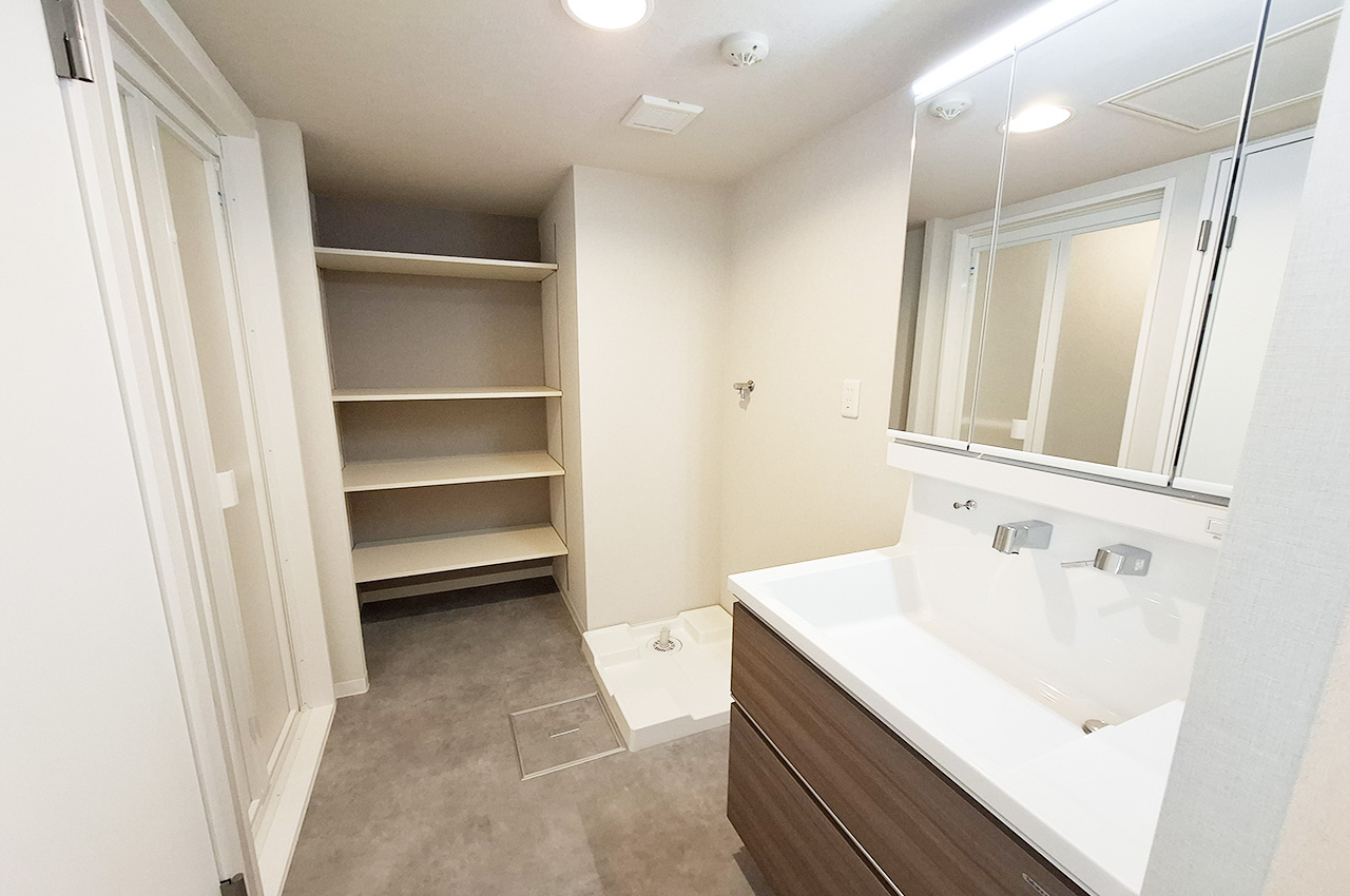 洗面室:収納に便利な可動棚を新調済み。
