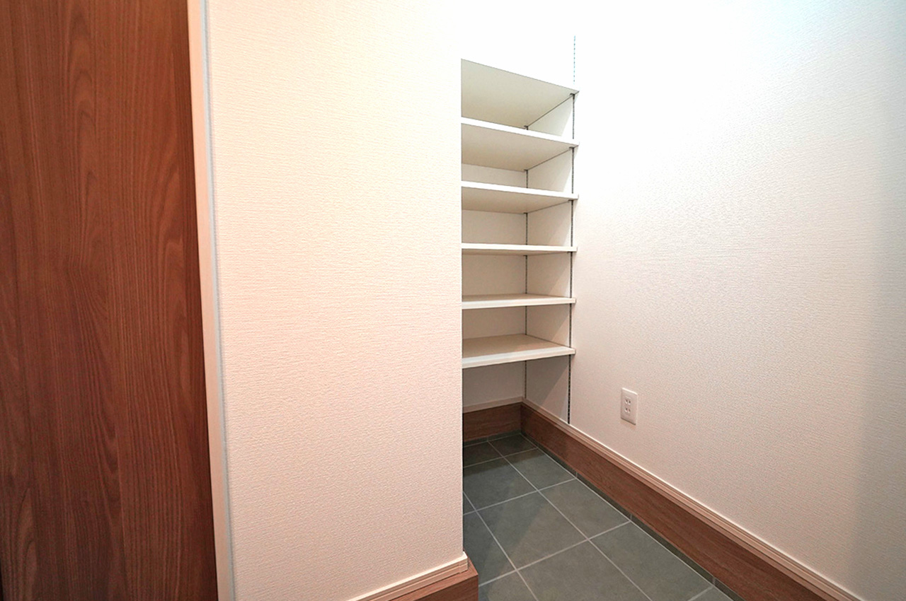 シューズクローク:靴だけなく、ベビーカーやレジャー用品などもすっきり収納可能。