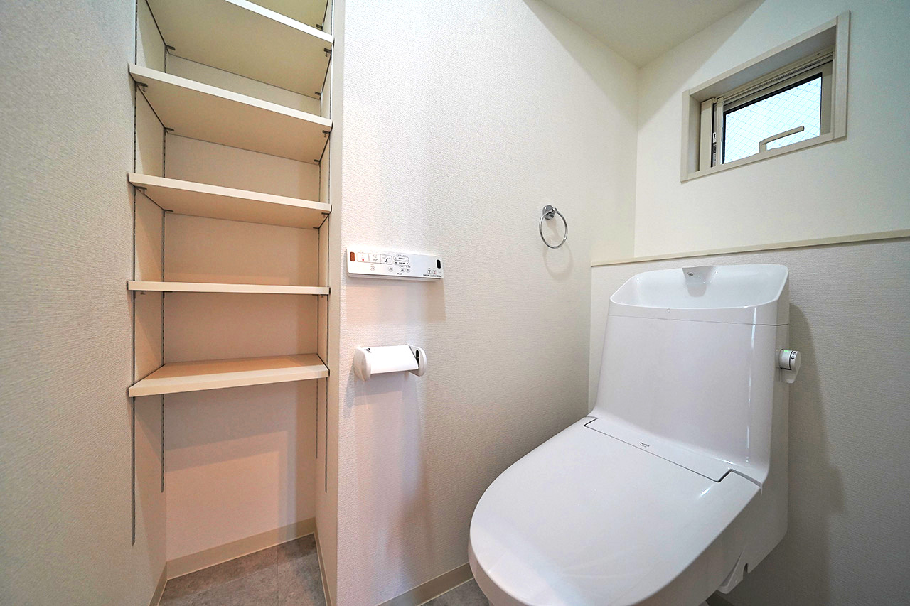 1階トイレ:便利な収納棚付き。