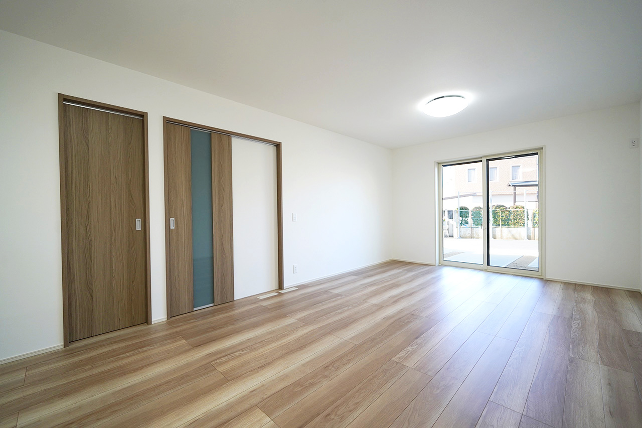 リビングダイニング：リビングからお庭（駐車場）へ出られます。