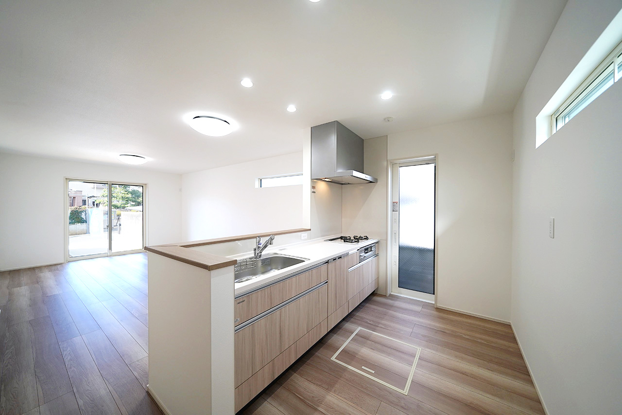 キッチン：換気やゴミ出しに便利な勝手口付き。