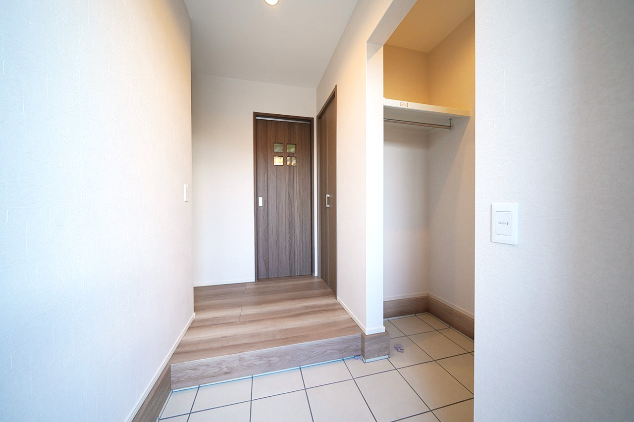 エントランス：シューズクロークにはレインコートや傘、ベビーカーなども収納できます。