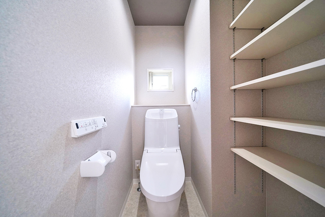 2階トイレ：便利な可動棚付き。