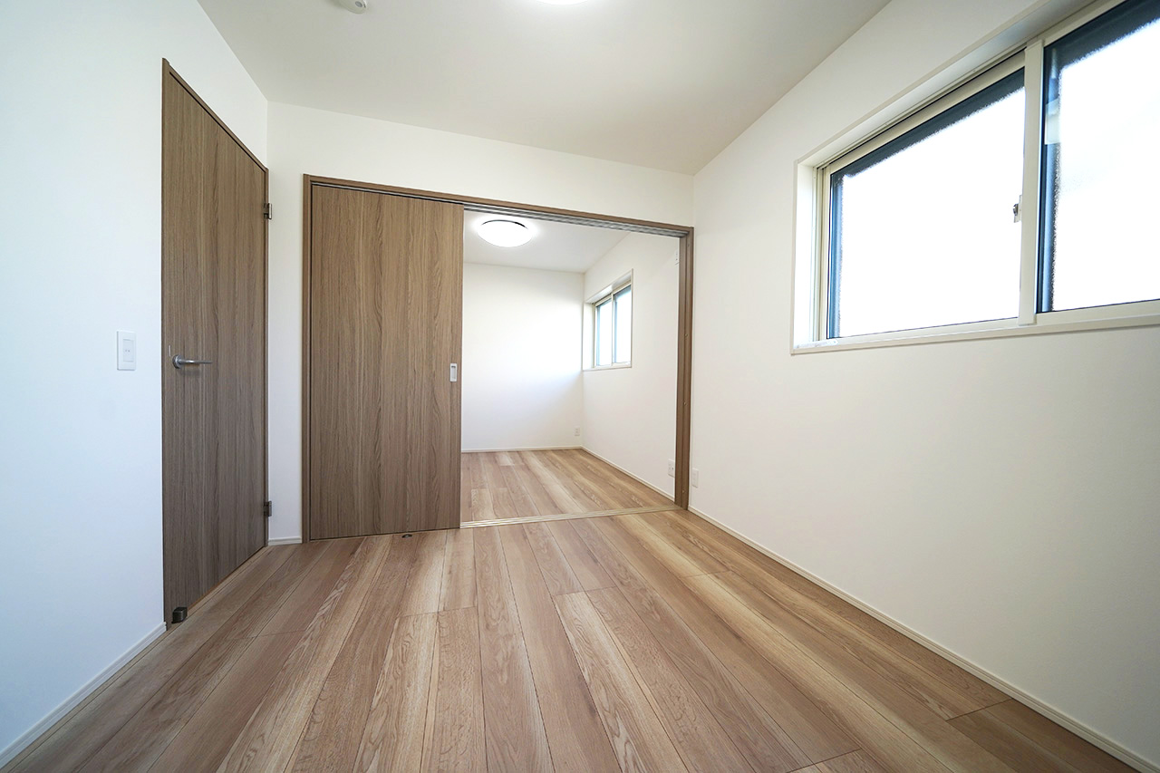 洋室（2）と洋室（3）：個室としても、扉を開放して広々空間としても使える間取り。