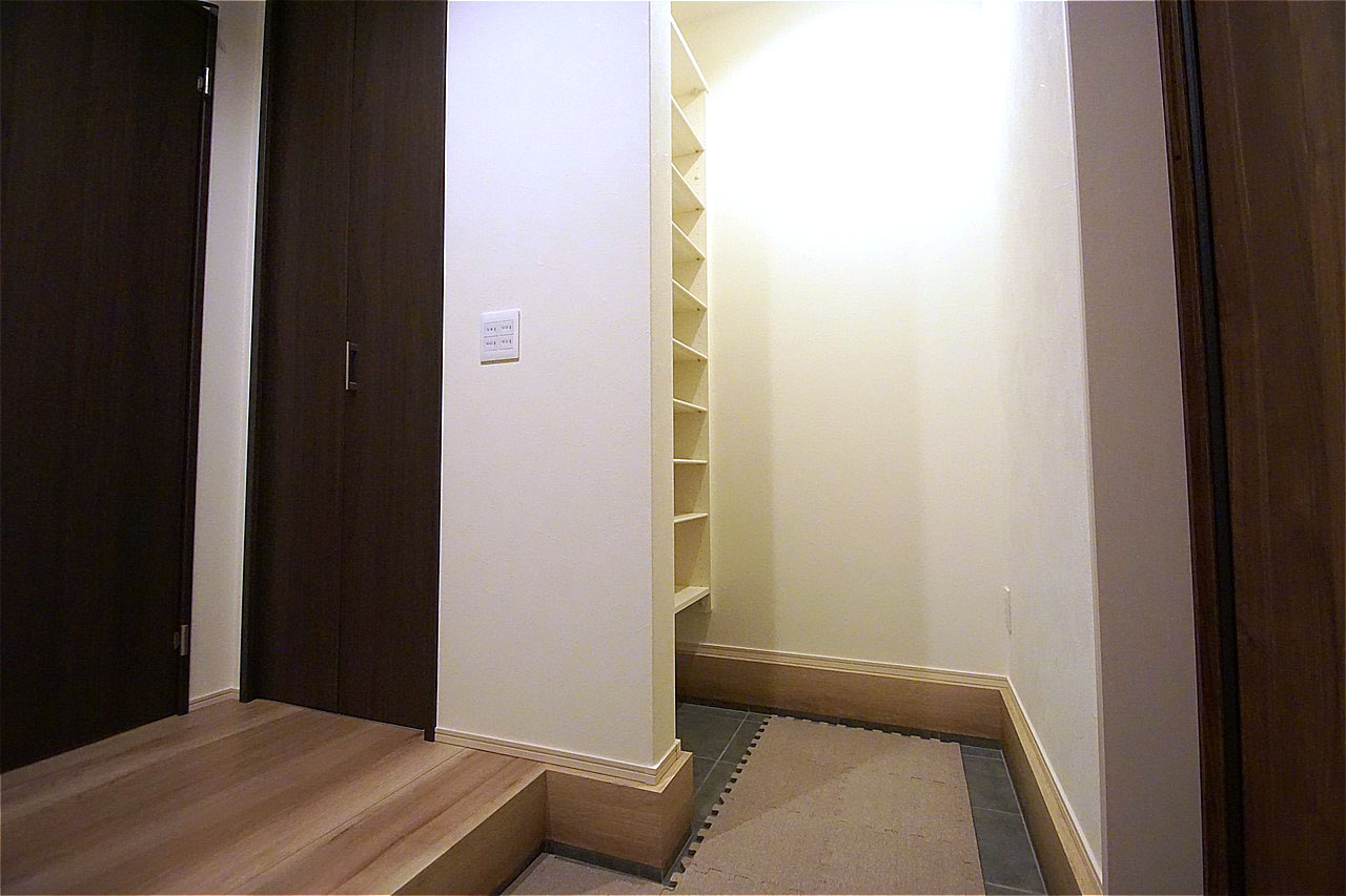 靴だけでなくベビーカーなど嵩張る物もすっきり収まるシューズクローク