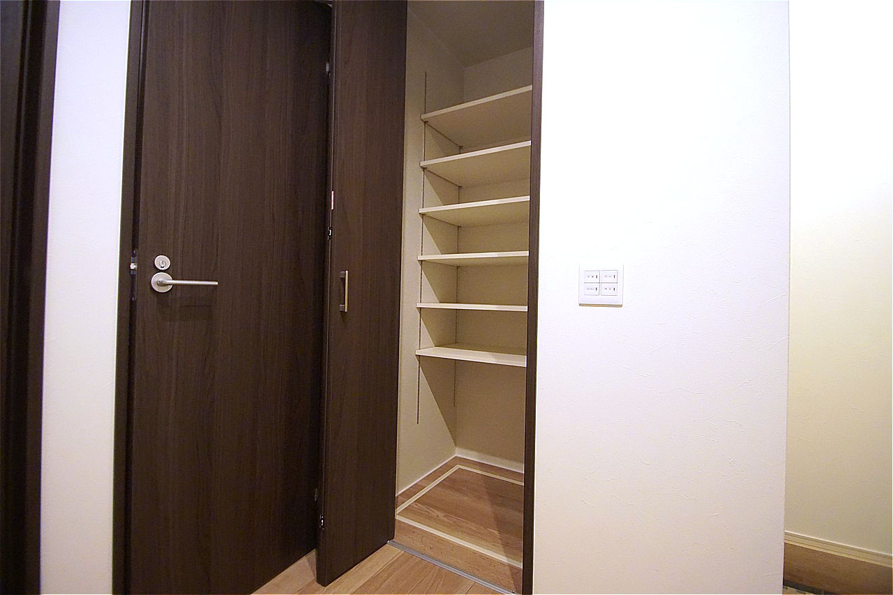 ホールに設置されたシステム収納で、玄関周りをすっきりとした空間に。