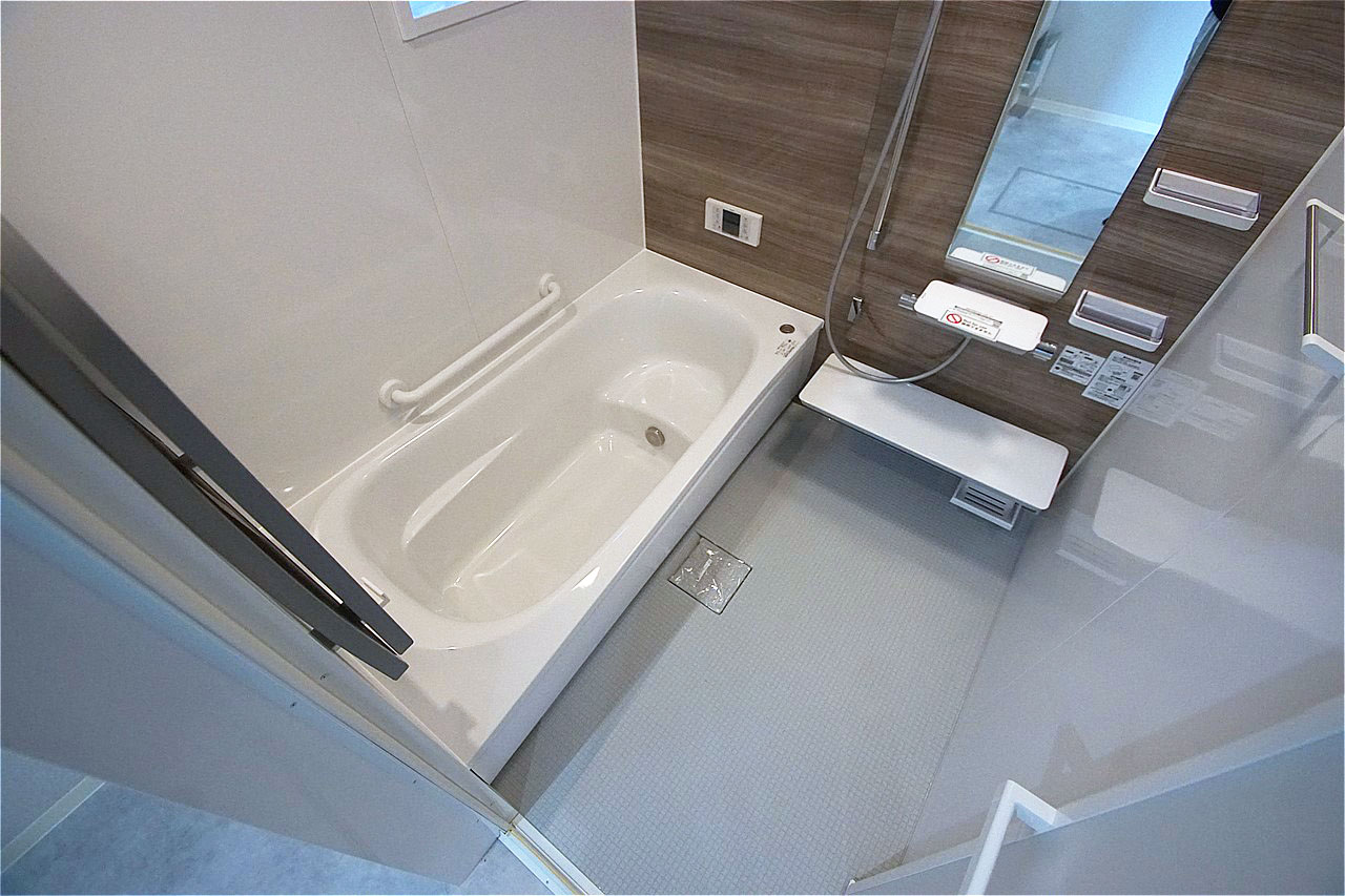 浴乾付きのバスルーム。ゆったりと寛いでいただけます。