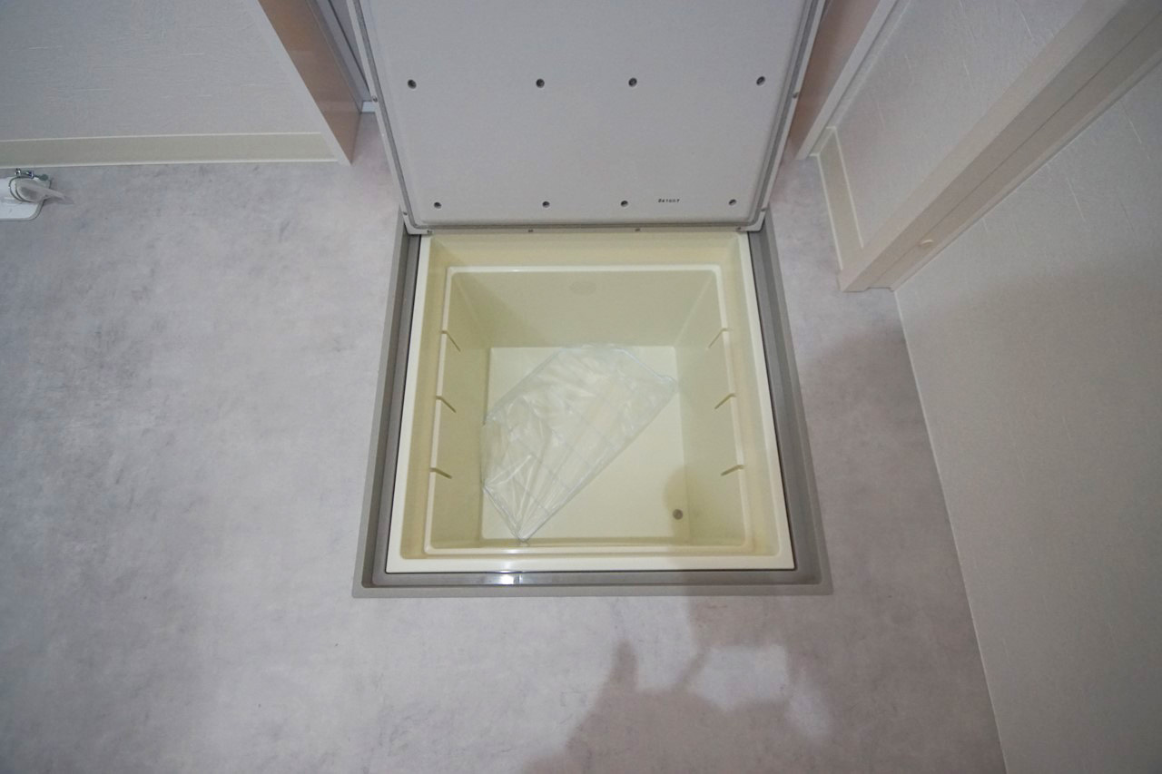 パウダールーム内にも便利な床下収納があります。