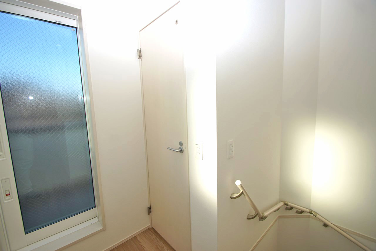 2階ホールからバルコニーへ出入り可能。お部屋を介さずお洗濯物が干せます。