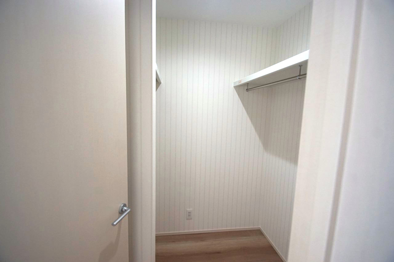 2階ホールのファミリークロゼット。家族みんなの衣類や荷物をまとめて収納できます。