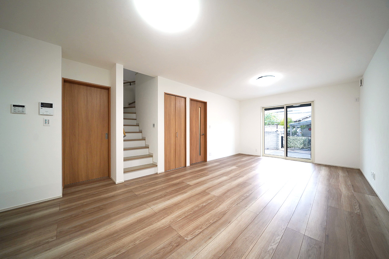 家族と顔を合わせやすいリビング階段の間取り。リビング奥のサッシからは駐車場へ出られます。