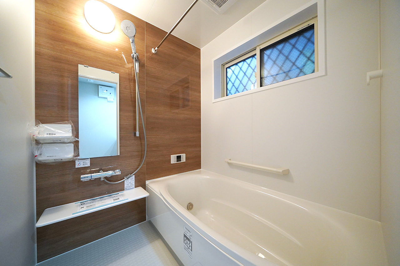 バスルーム：浴室暖房乾燥機付きで毎日の入浴が快適に。