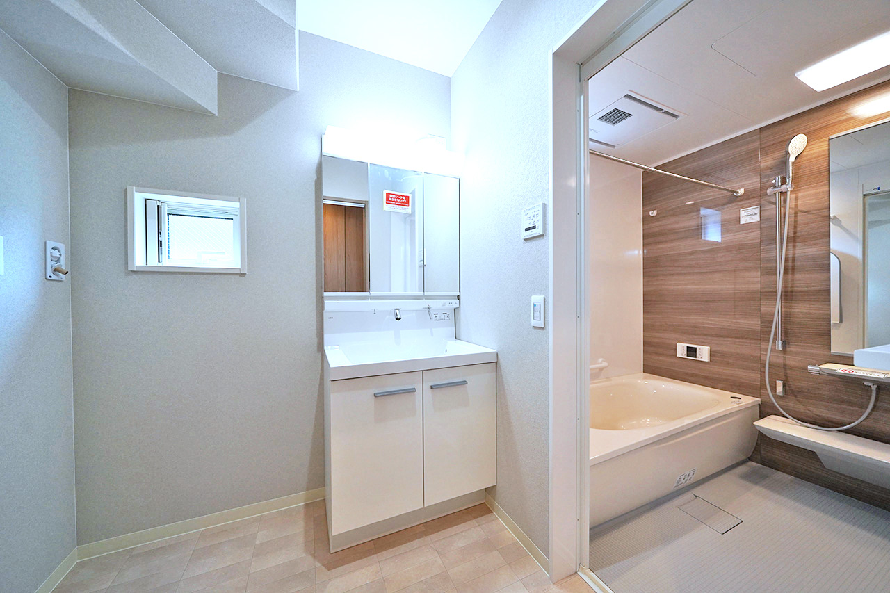 明るく清潔感のあるパウダールーム。洗面・脱衣・浴室がスムーズにつながり、使い勝手のよい設計です。