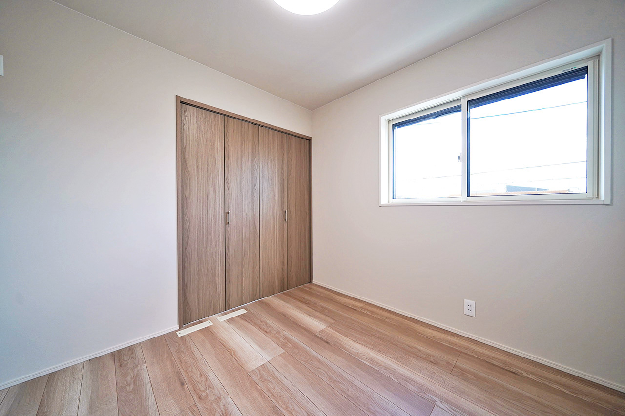 ワイドなクロゼットを備えた4.5帖の洋室（2）。すっきり片付けられて、インテリアも自由に楽しめます。