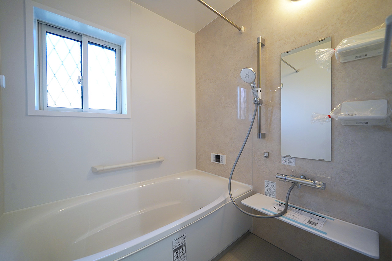 窓付きの明るいバスルーム。さらに浴乾付きで、毎日のバスタイムが心地よく快適に。