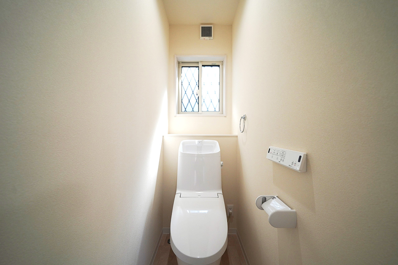 2階トイレ。1・2階とも温水洗浄便座を採用。季節問わず心地よく使える快適仕様です。