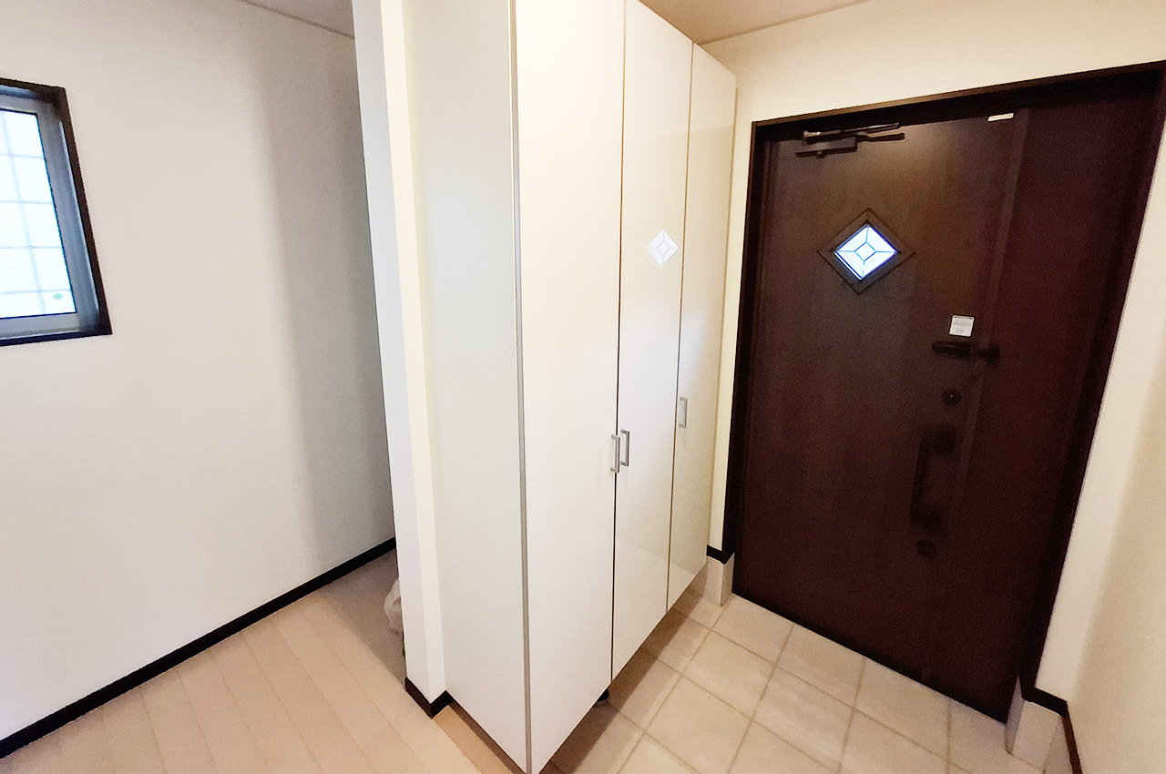 玄関：下駄箱付き。