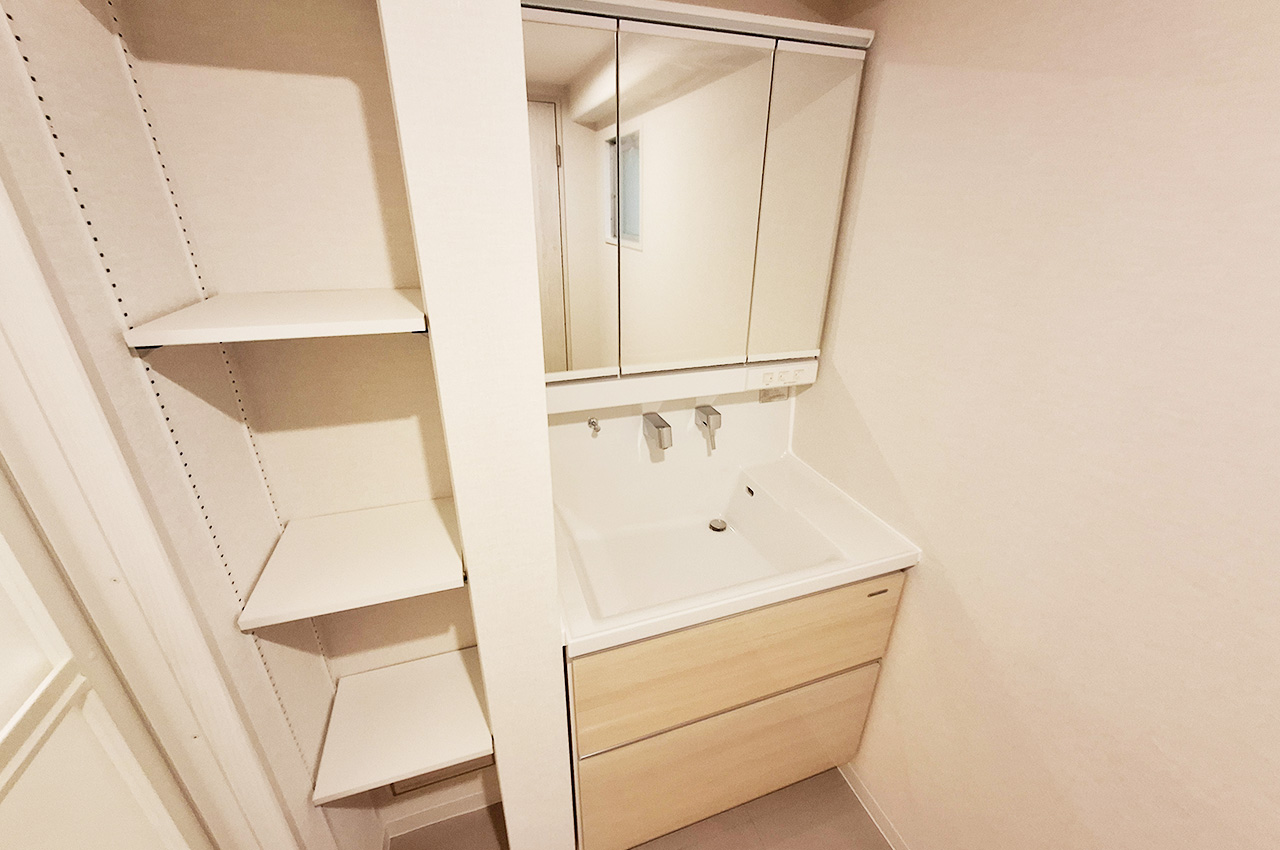 洗面室：洗面化粧台を新調済み。