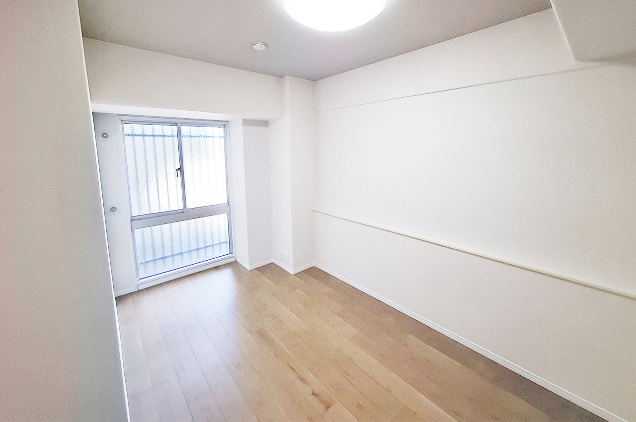 洋室：クロスやフローリングを貼替えるなどリフォーム済み。