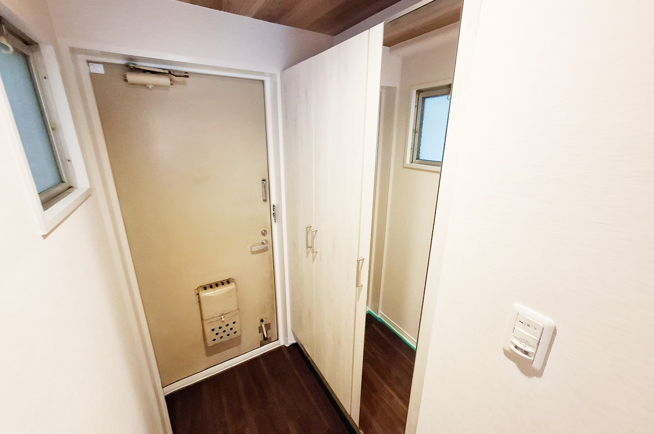 玄関：新調済みの姿見付き下駄箱で、お出かけ前の身だしなみチェックや片付けもラクラク。