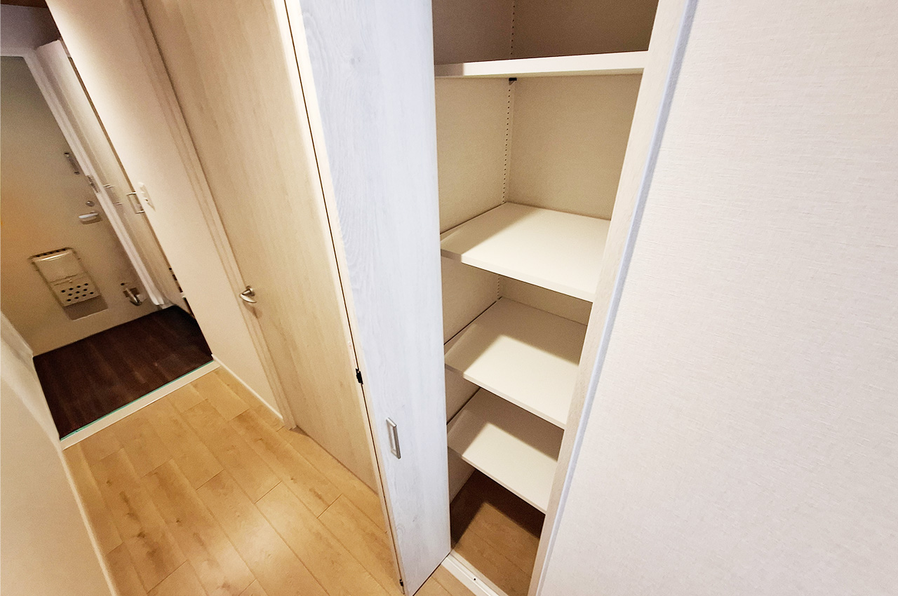 廊下物入：日用品などの収納に便利です。