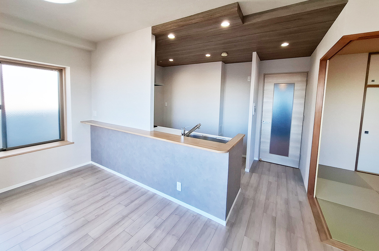 LDK:キッチンカウンター・カウンター下クロスを新調済み。