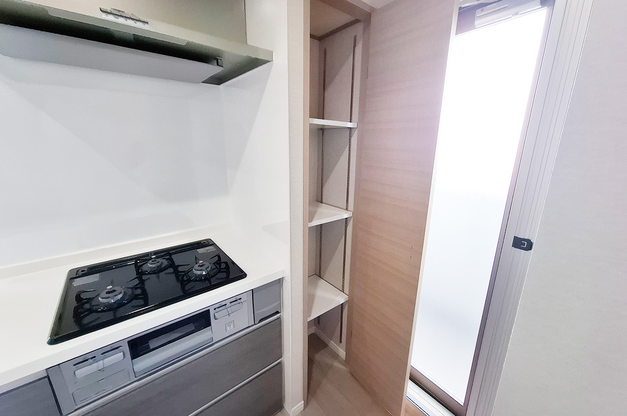 キッチン:システムキッチン横にはパントリーがあります。