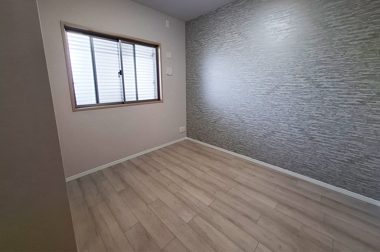 洋室2:雰囲気のあるアクセントクロスを新調しました。