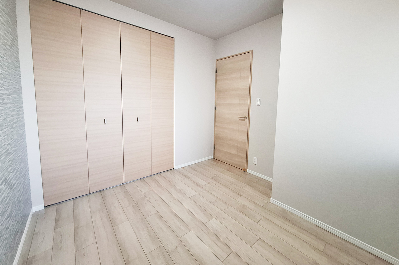 洋室2:クロスやフローリングを貼替えるなどリフォーム済み。