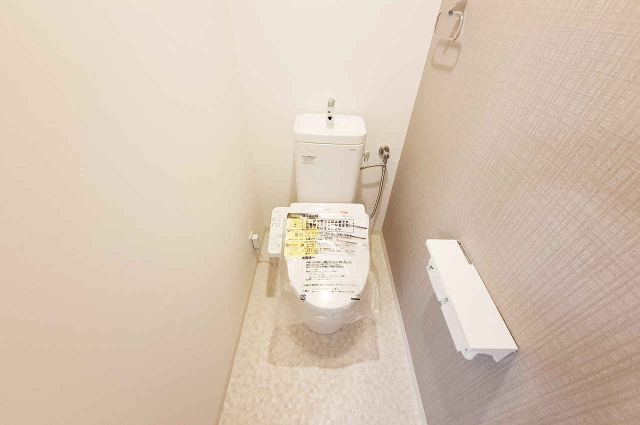 トイレ：便器、温水洗浄便座を新調済み。