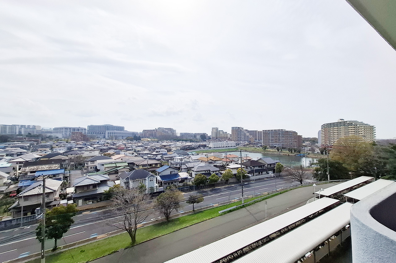 眺望：12階建ての4階部分で開けた景色を楽しめます。